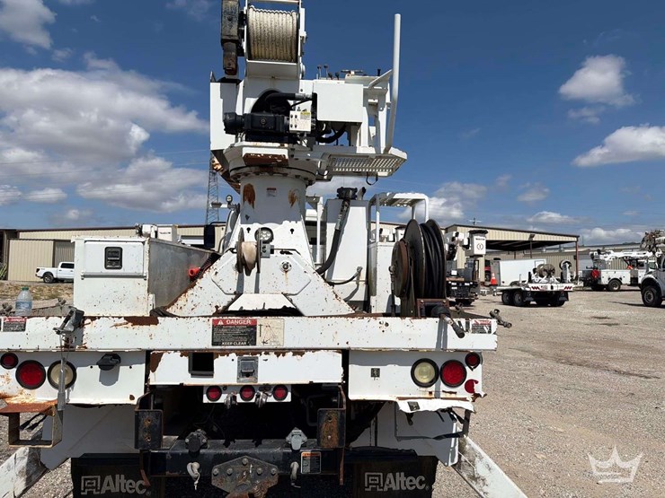 2014-freightliner-m2-106-image-25