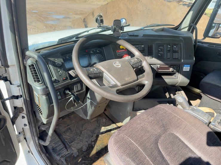 2020-volvo-vhd-tri/a-dump-truck-image-32