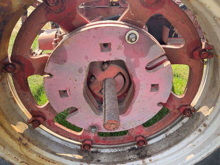 farmall-340-gas-with-loader-image-34