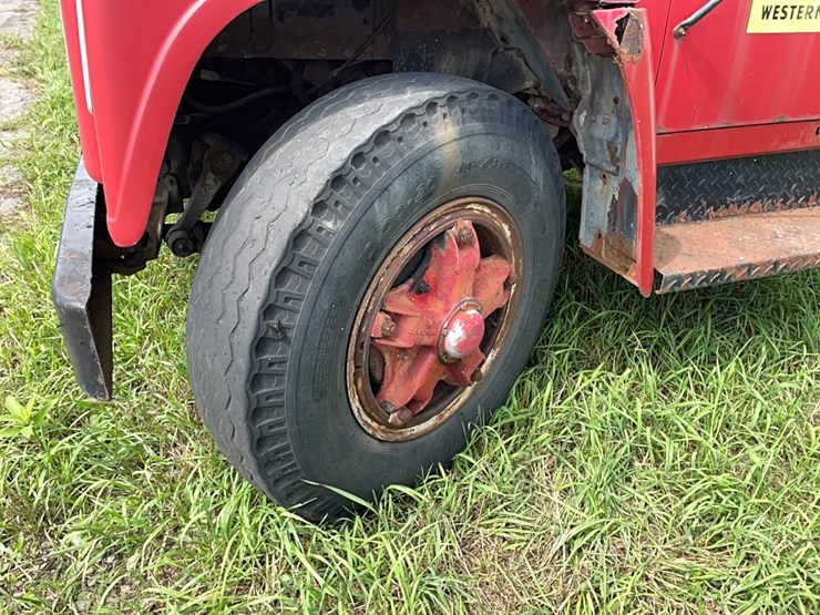 international-1700-fuel-truck-vn:10672cha37226-image-8