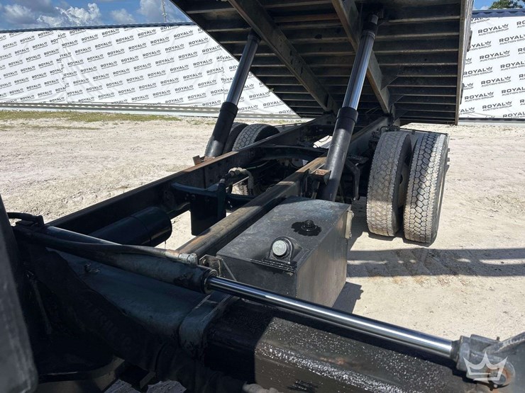 2017-freightliner-m2-106-image-28