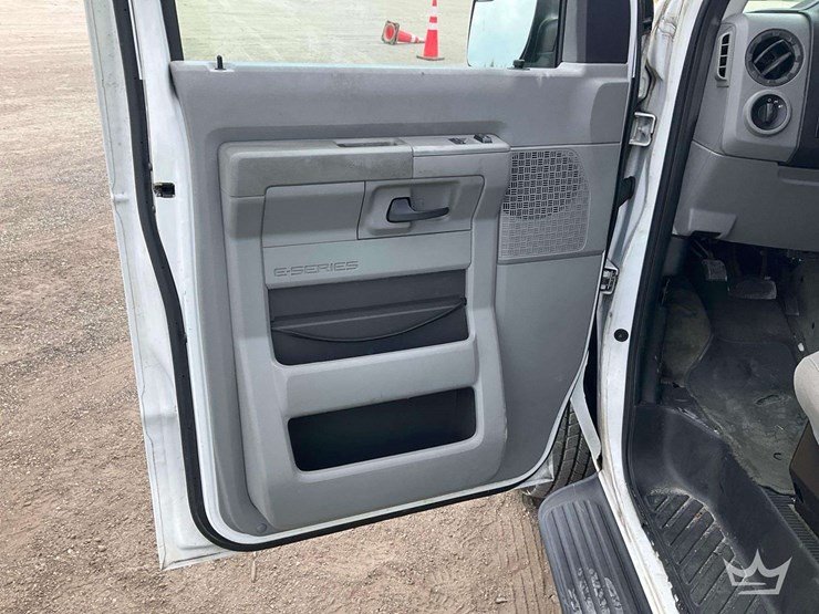 2013-ford-e350-image-12