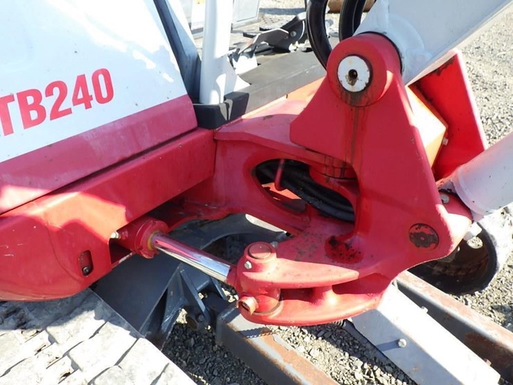 takeuchi-tb240-image-25