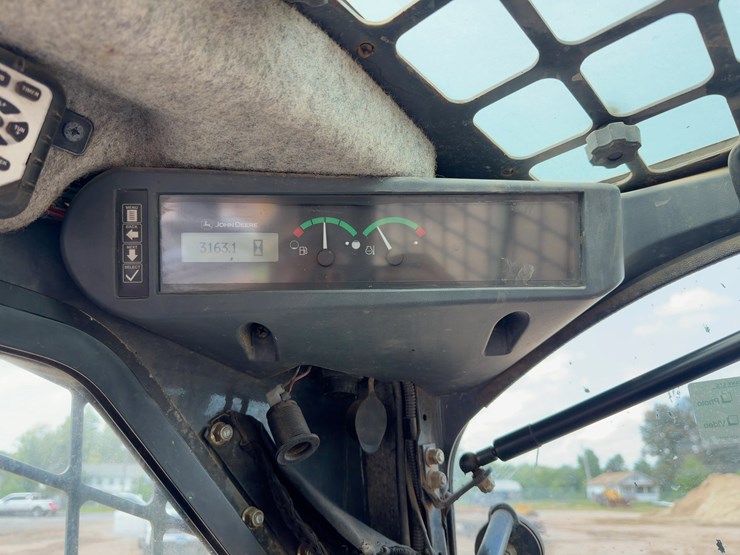 2013-deere-329e-image-22