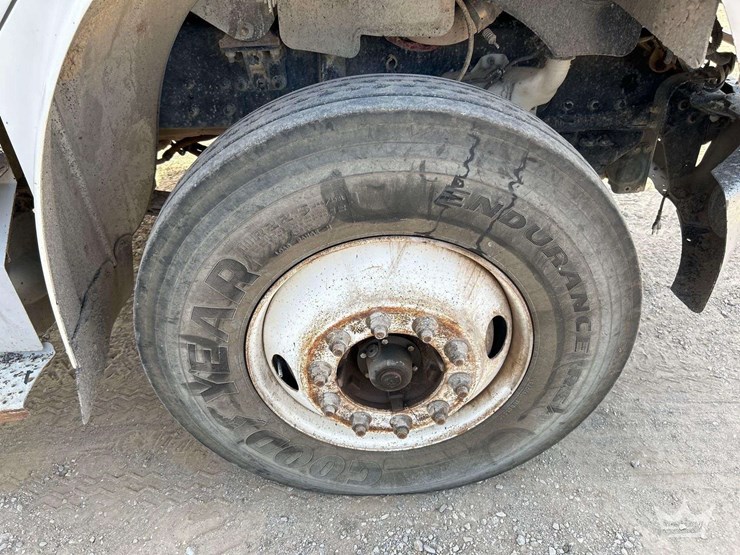 2012-freightliner-m2-106-image-33