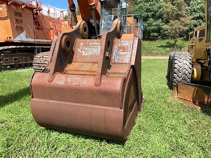 6ft.-6in.-bucket-excavator-bucket-image-2