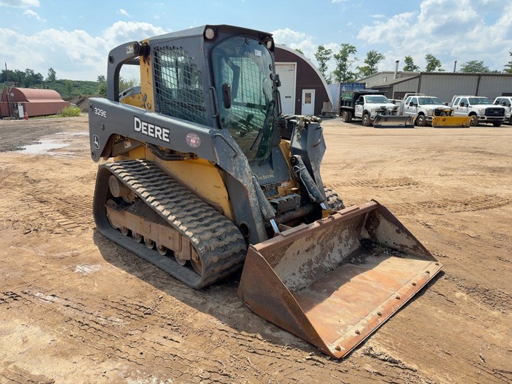 2013-deere-329e-image-7