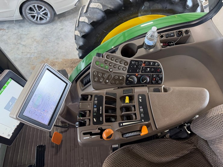 2011-john-deere-8285r-image-75