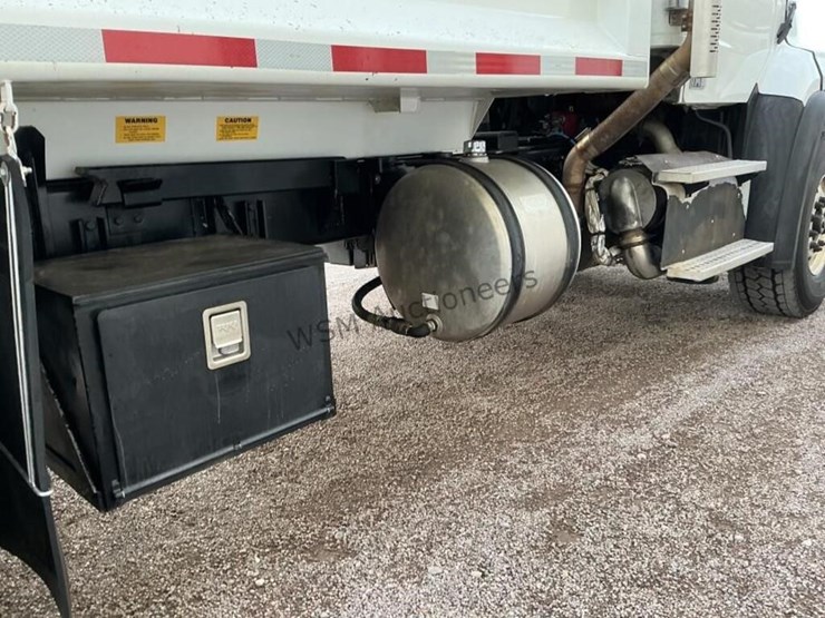 2016-freightliner-114sd-image-12