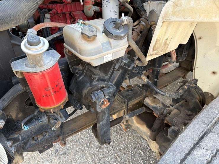 2014-freightliner-m2-106-image-9