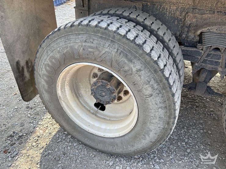 2012-freightliner-m2-106-image-31