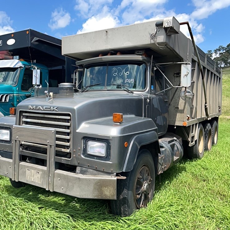 1992 MACK DUMP TRUCK VN:1M2P264C8NM010691
