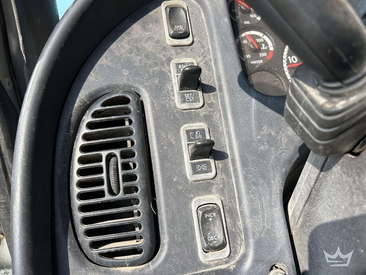 2012-freightliner-m2-106-image-16