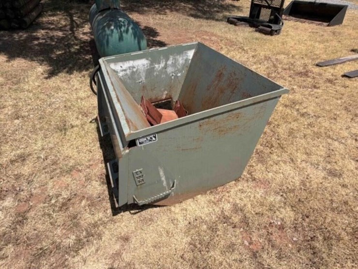 dwm-skid-steer-concrete-bucket-image-7