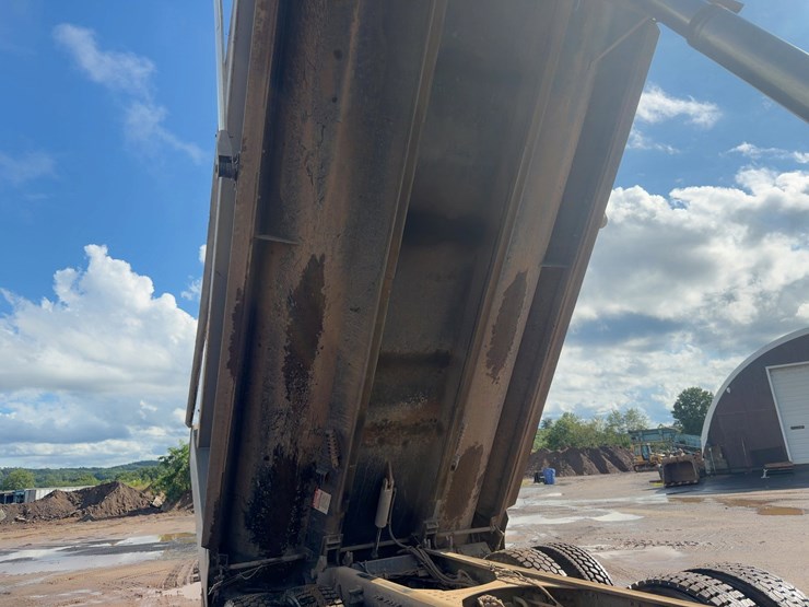 2020-volvo-vhd-tri/a-dump-truck-image-21