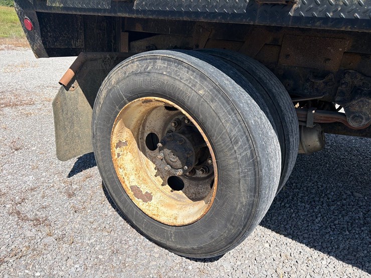 2005-freightliner-m2-106-image-11