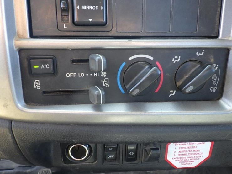 2013-hino-268-image-45