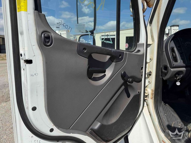 2016-freightliner-m2-106-image-40