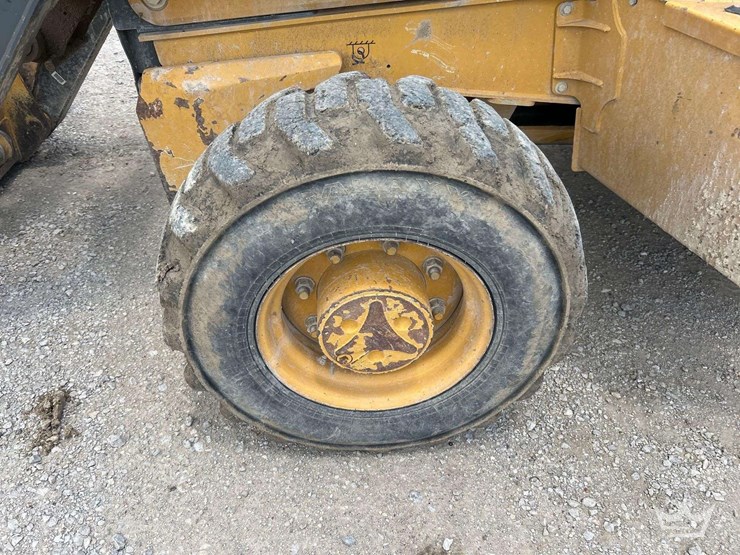 2018-deere-310l-image-31