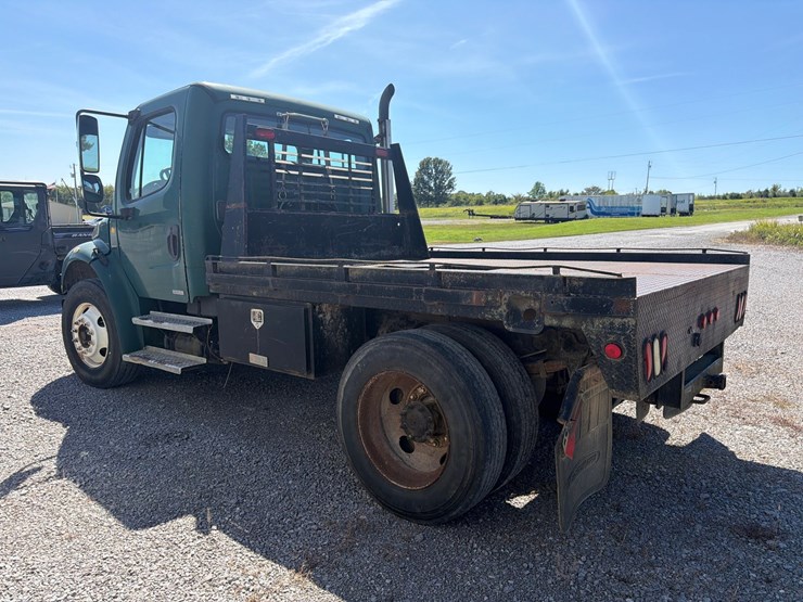 2005-freightliner-m2-106-image-6