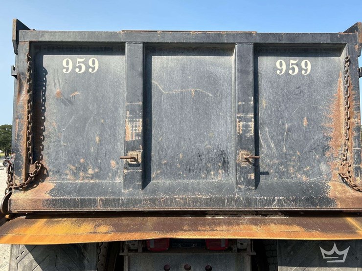 2012-freightliner-m2-106-image-25