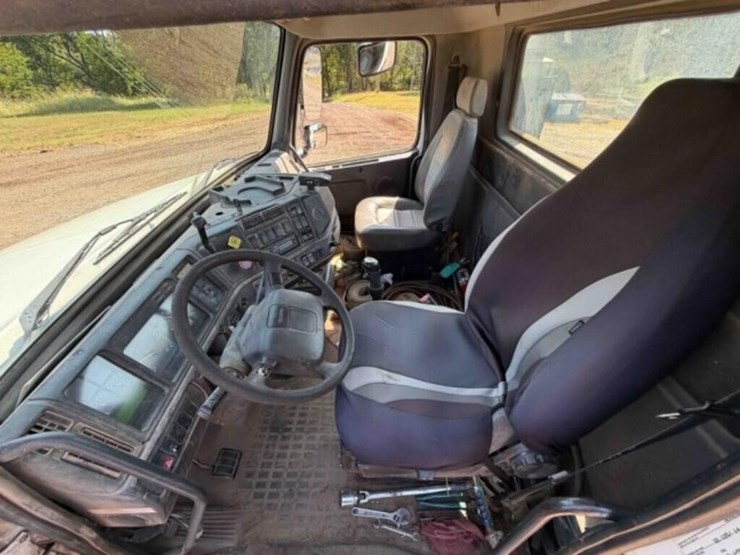 1998-volvo-semi-image-21