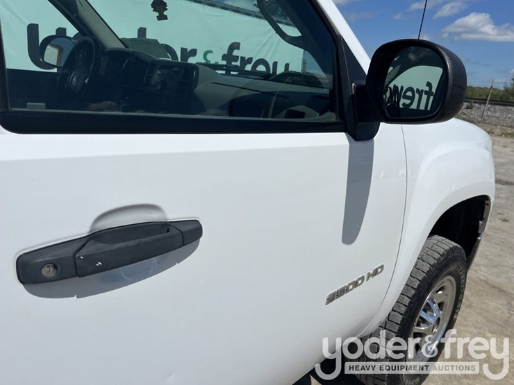2011-gmc-sierra-2500hd-image-36