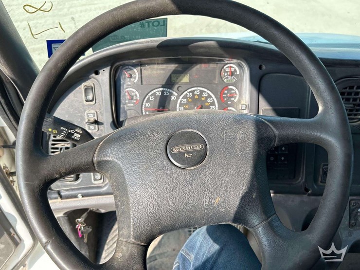 2012-freightliner-m2-106-image-15