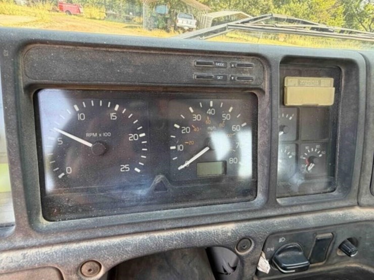 1998-volvo-semi-image-24