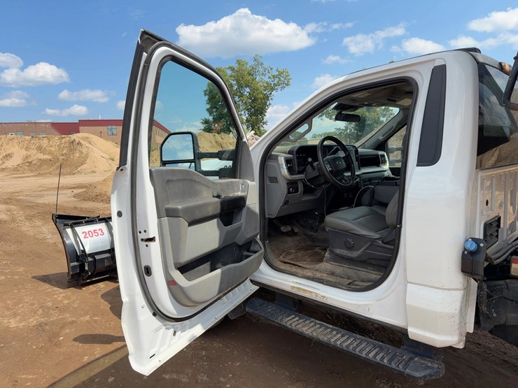 2023-ford-f550-xl-image-25