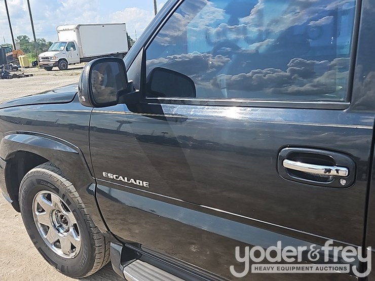 2003-cadillac-escalade-image-14