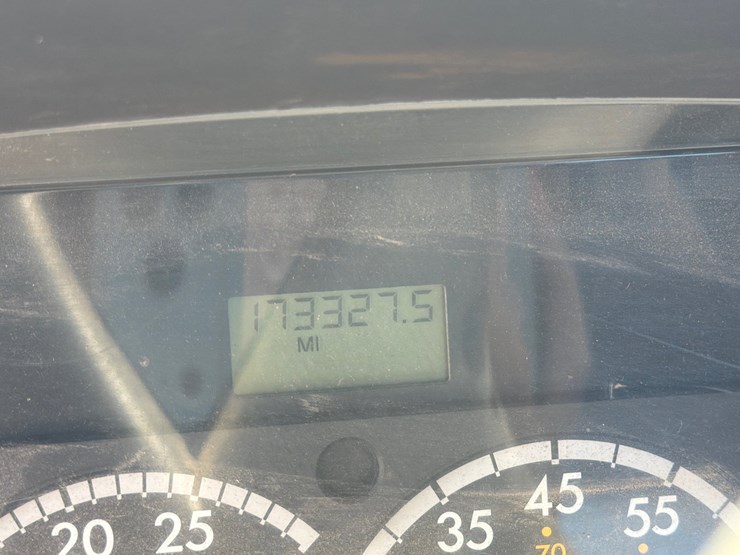 2005-freightliner-m2-106-image-15
