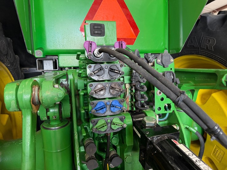 2011-john-deere-8285r-image-27