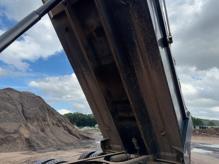 2021-volvo-vhd-tri/a-dump-truck-image-14