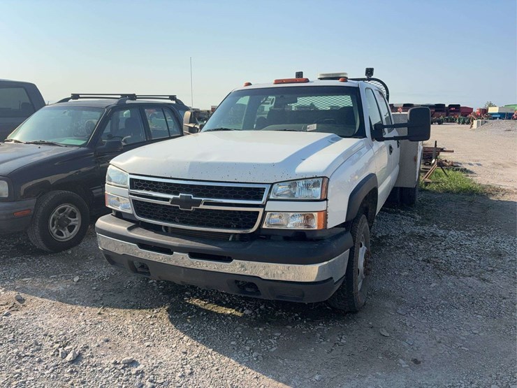 2006-chevrolet-3500-image-2