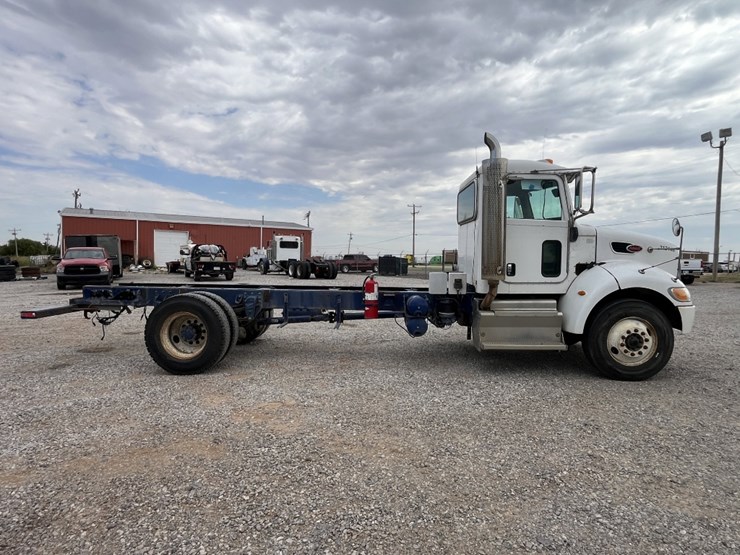 2012-peterbilt-337-image-4