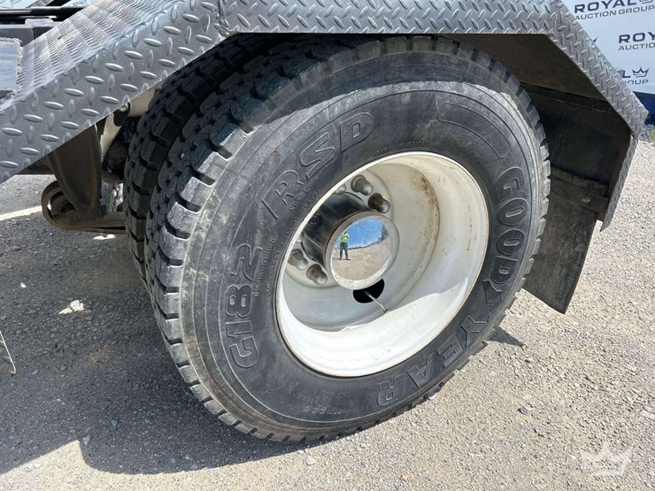 2014-freightliner-m2-106-image-28