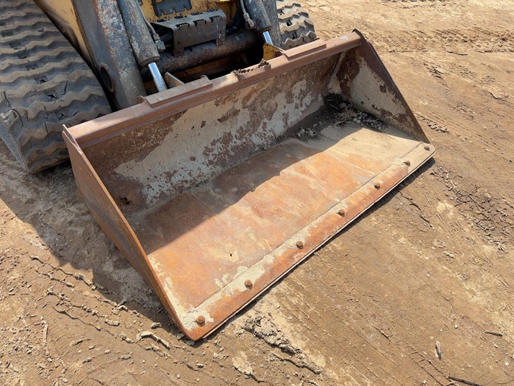 2013-deere-329e-image-8