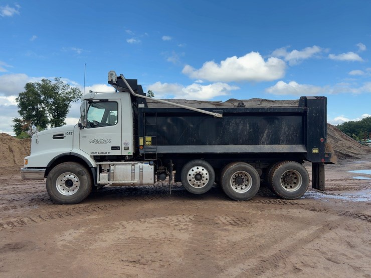 2021-volvo-vhd-tri/a-dump-truck-image-2