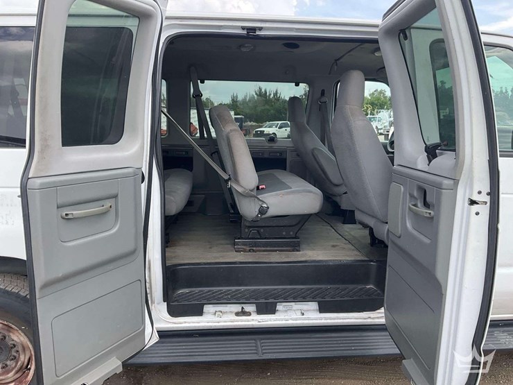 2013-ford-e350-image-21