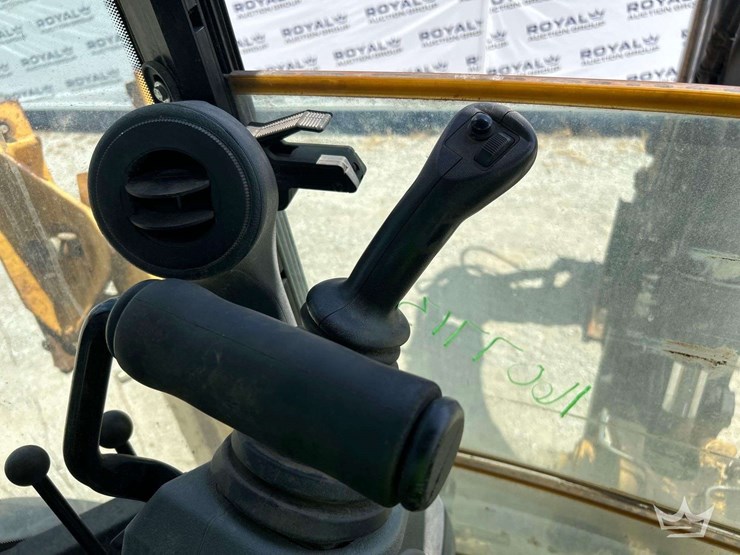 2019-deere-410l-image-16