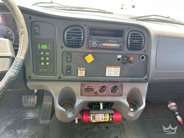 2017-freightliner-m2-106-image-13