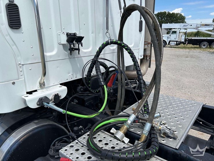 2014-freightliner-m2-106-image-22