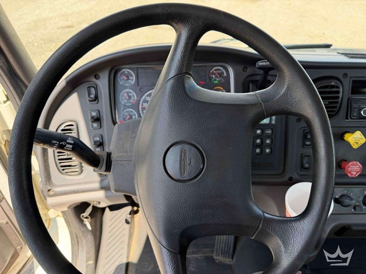 2016-freightliner-m2-106-image-43