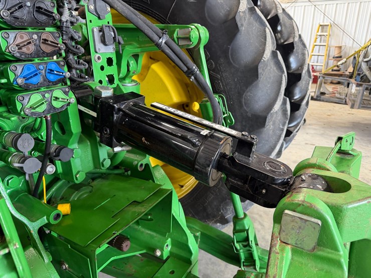 2011-john-deere-8285r-image-28