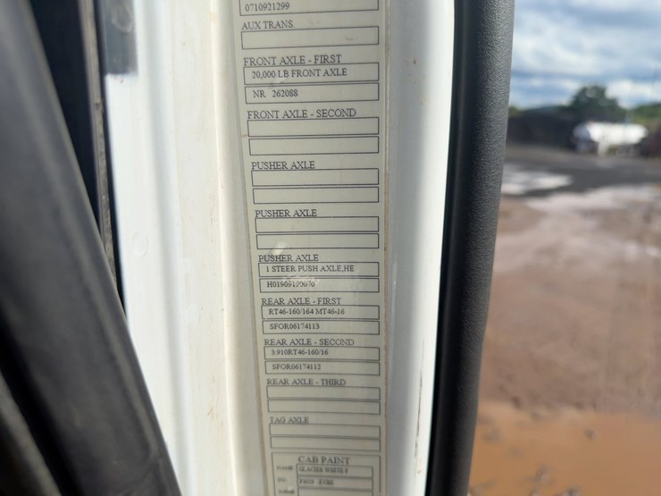 2020-volvo-vhd-tri/a-dump-truck-image-39