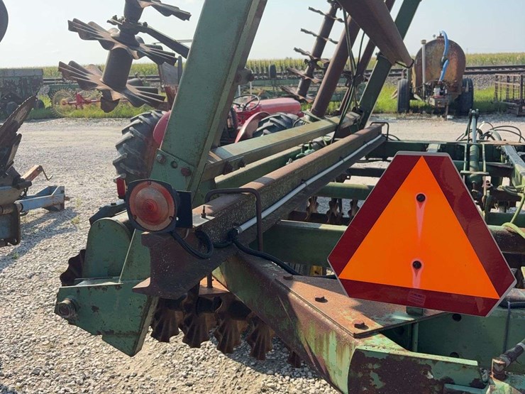 john-deere-325-image-11