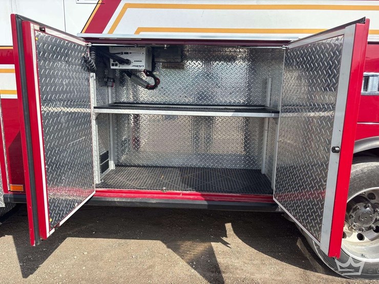 2014-freightliner-m2-106-image-22