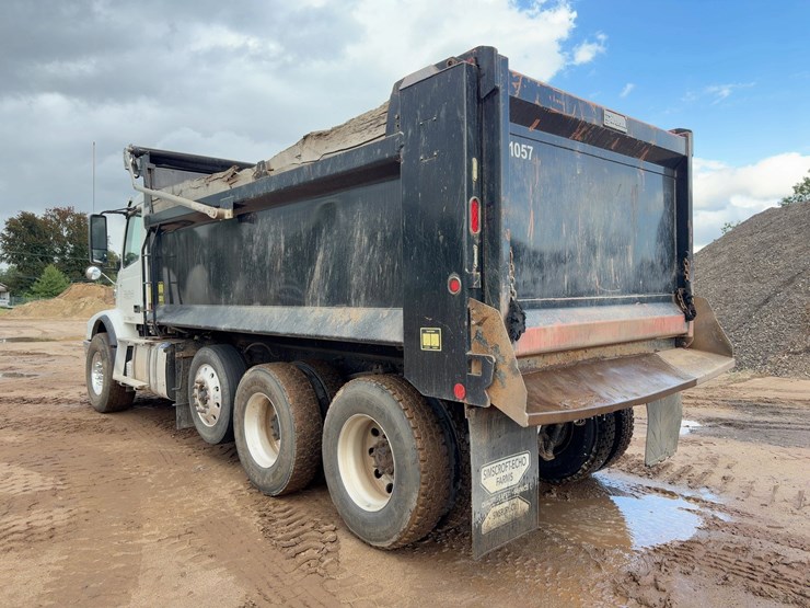 2021-volvo-vhd-tri/a-dump-truck-image-3