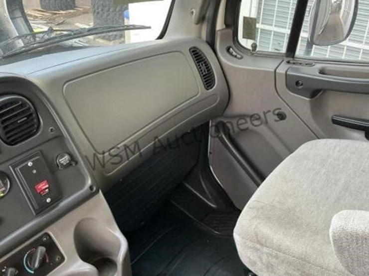 2016-freightliner-114sd-image-25